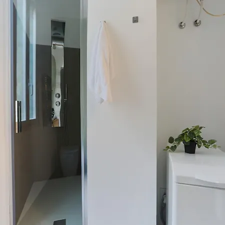 The Rent - Bright One Bedroom With Balcony In Moscova * Milan