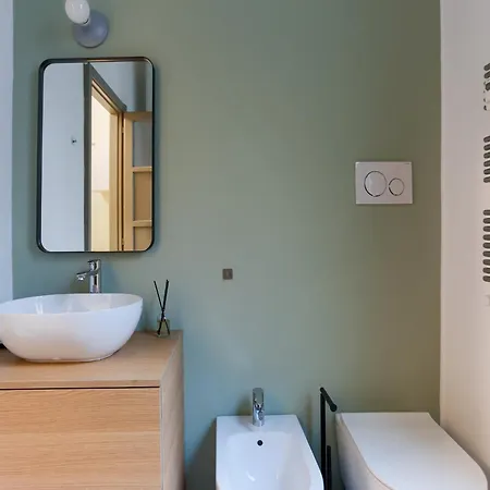 The Rent - Bright One Bedroom With Balcony In Moscova Milan